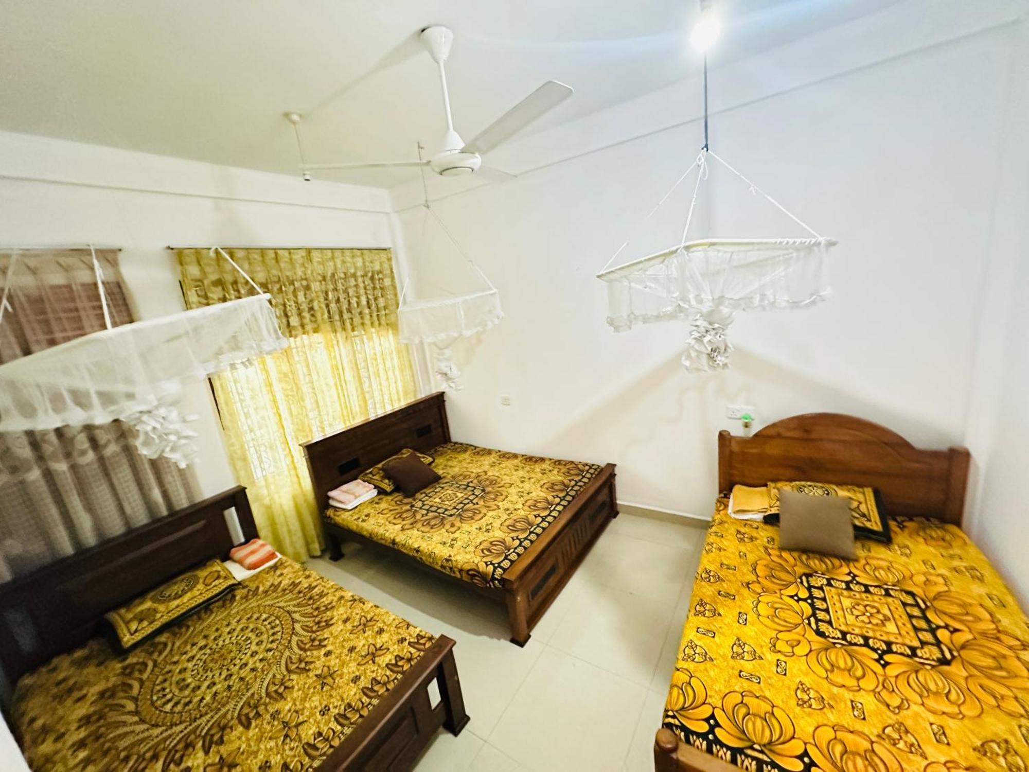 Golden Town Hostel Тангалла Экстерьер фото